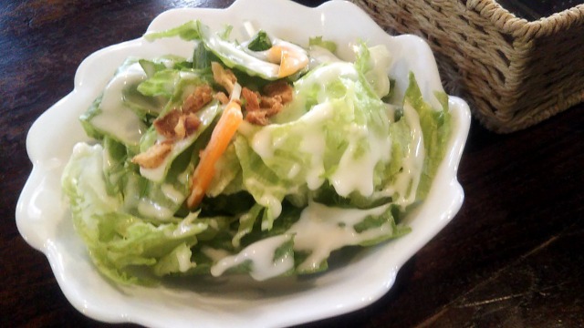 MOGUMOGU食べ歩きくまに登場するCAFE鈴木製作所のサラダ
