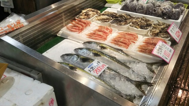 唐戸市場で販売される魚介類