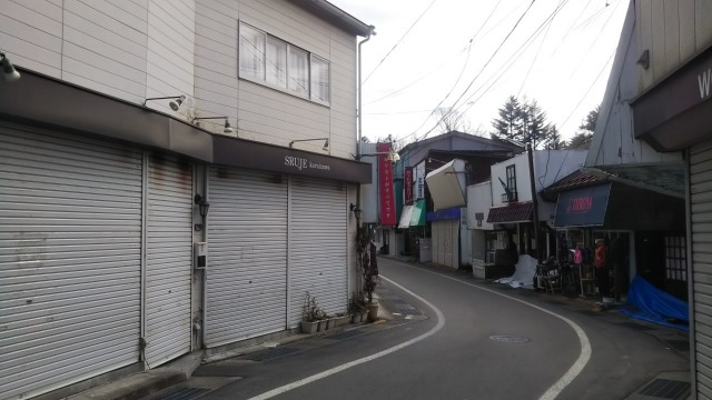旧軽井沢銀座ストリートのテニスコートへの道