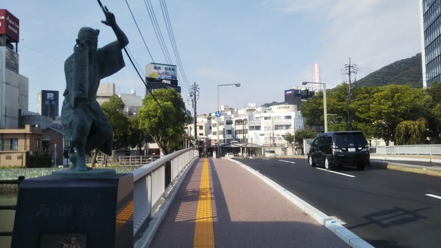 徳島駅前の通りの阿波踊りの像