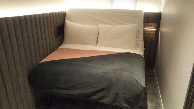 スラッシュ川崎９階のプロジェクタ付きルームのベッド