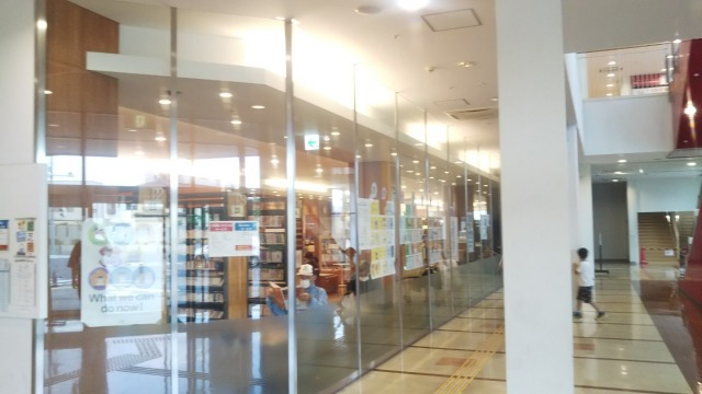 こうのすシネマ1階の図書館