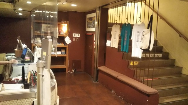ポレポレ東中野のロビー