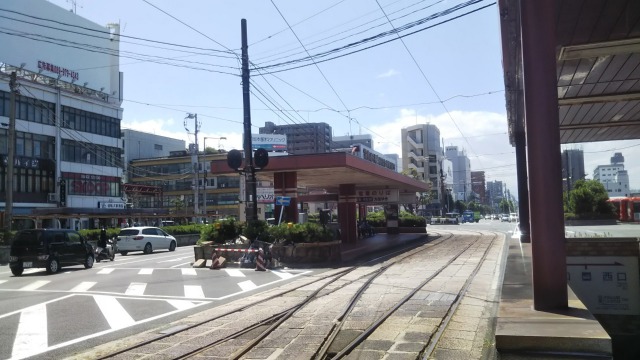 松山駅前の路面電車乗り場