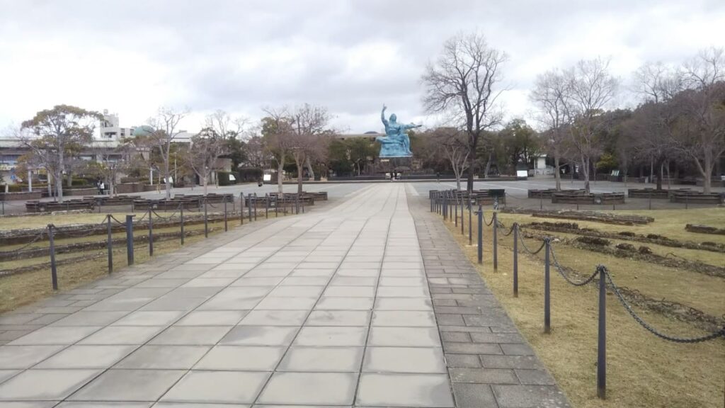 長崎の平和公園の平和記念像