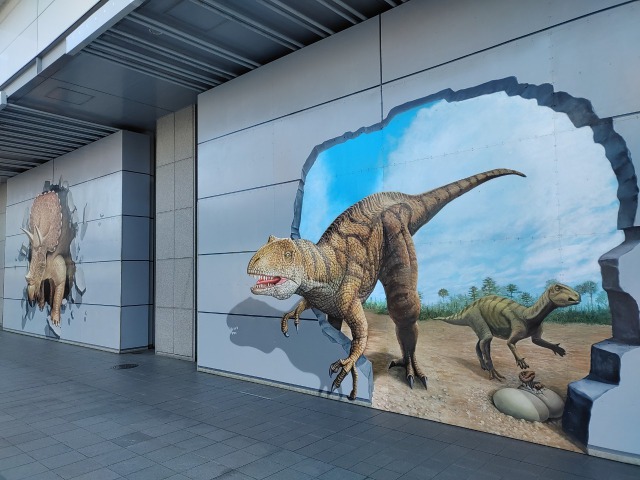 JR福井駅駅前の恐竜モニュメント