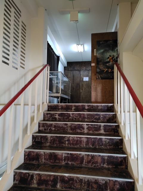 豊岡劇場の小ホールへの階段