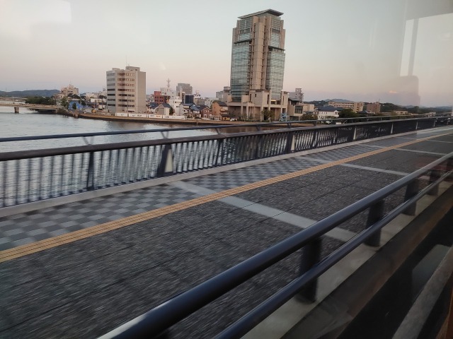 ぐるっと松江レイクラインのバス車窓からみる光景