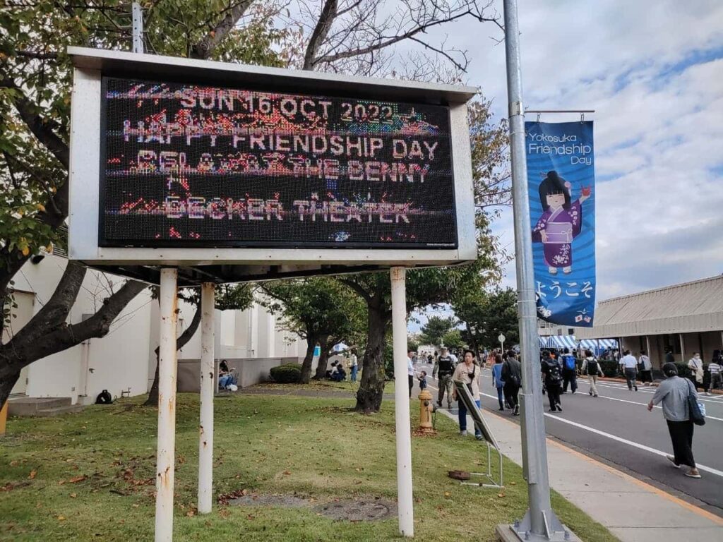 Benny Decker Theater前の電光掲示板
