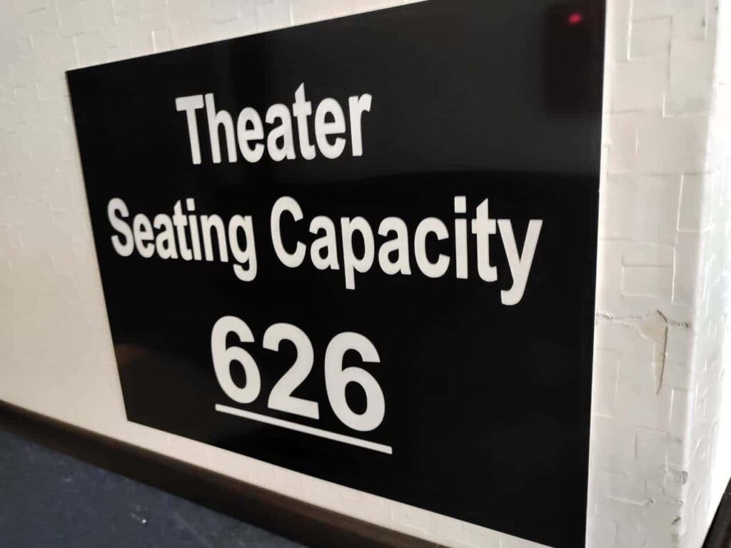 Benny Decker Theaterの収容人数が描かれた看板