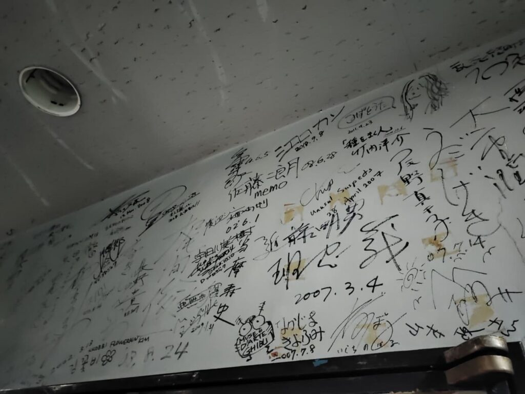 シネ・ヌーヴォの壁に書かれたサイン