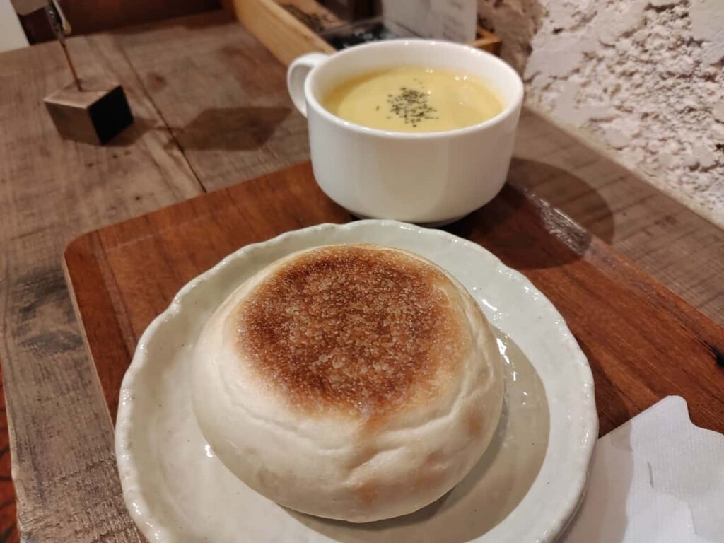 シネコヤのパンとスープ