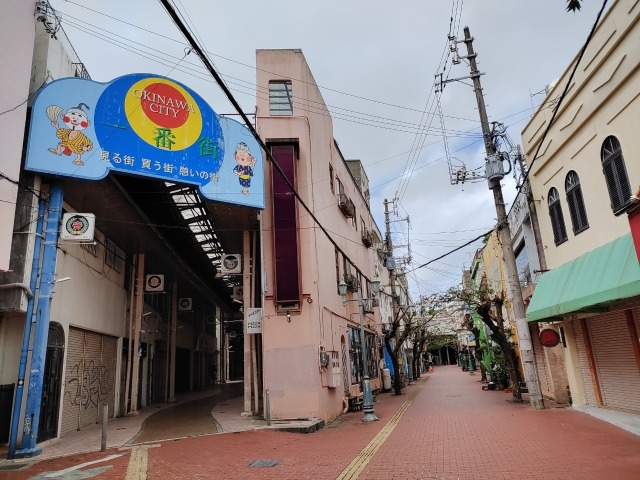 沖縄市コザの街並み
