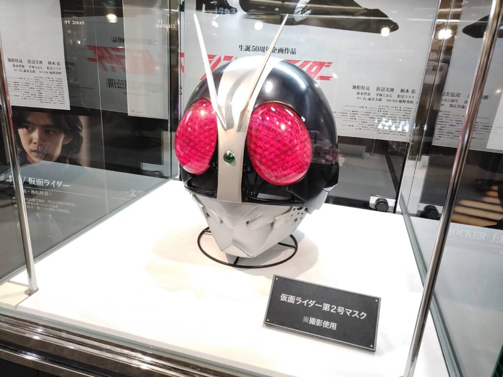 広島バルト11の仮面ライダー第２号マスク展示