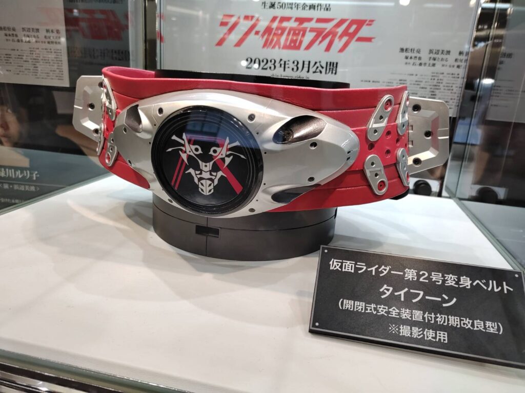 広島バルト11の仮面ライダー第２号変身ベルトタイフーン展示