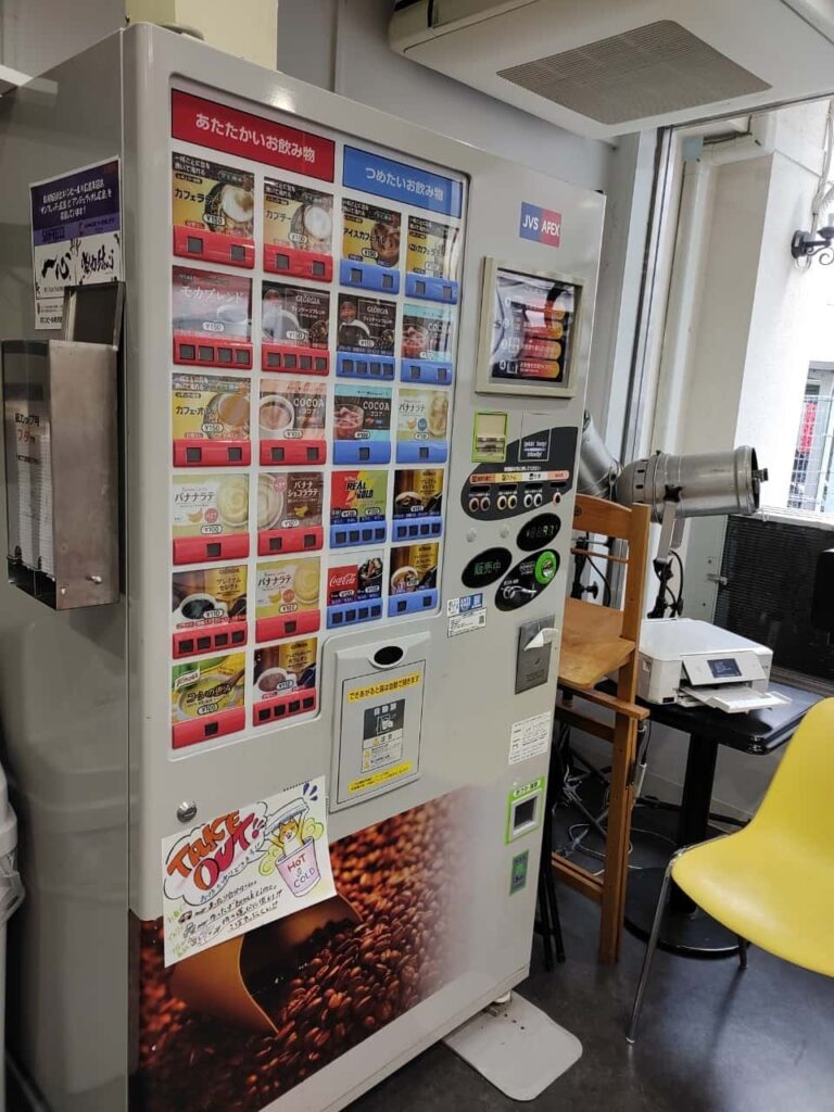 横川シネマのロビーの自動販売機