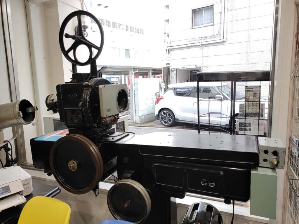 横川シネマのロビーに展示されている上映機