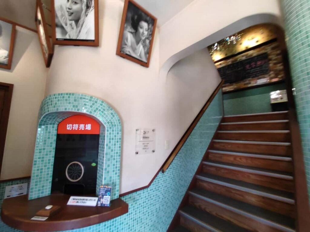 二十四の瞳映画村松竹座の階段