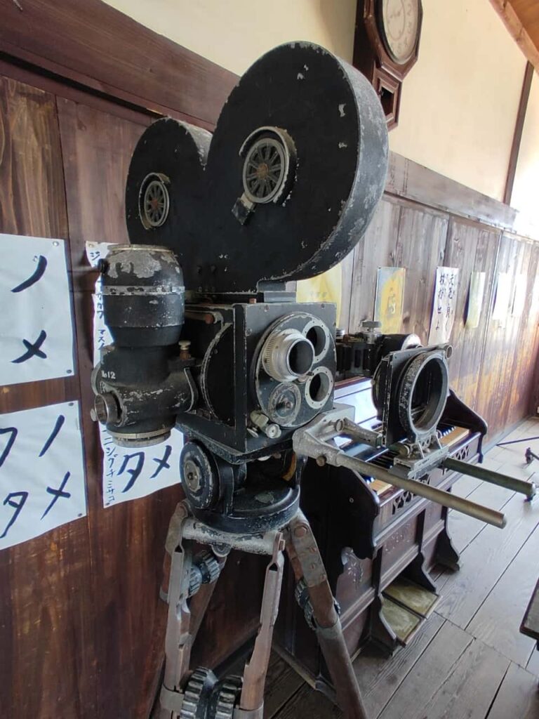 二十四の瞳映画村の木造校舎の映写機