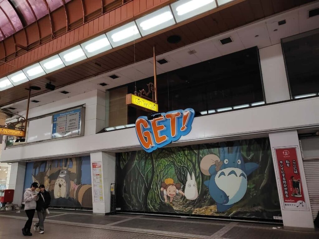 松山市駅から延びる商店街のジブリ看板