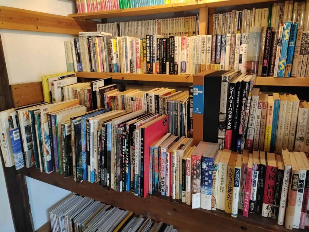 佐渡ガシマシネマのカフェの本棚