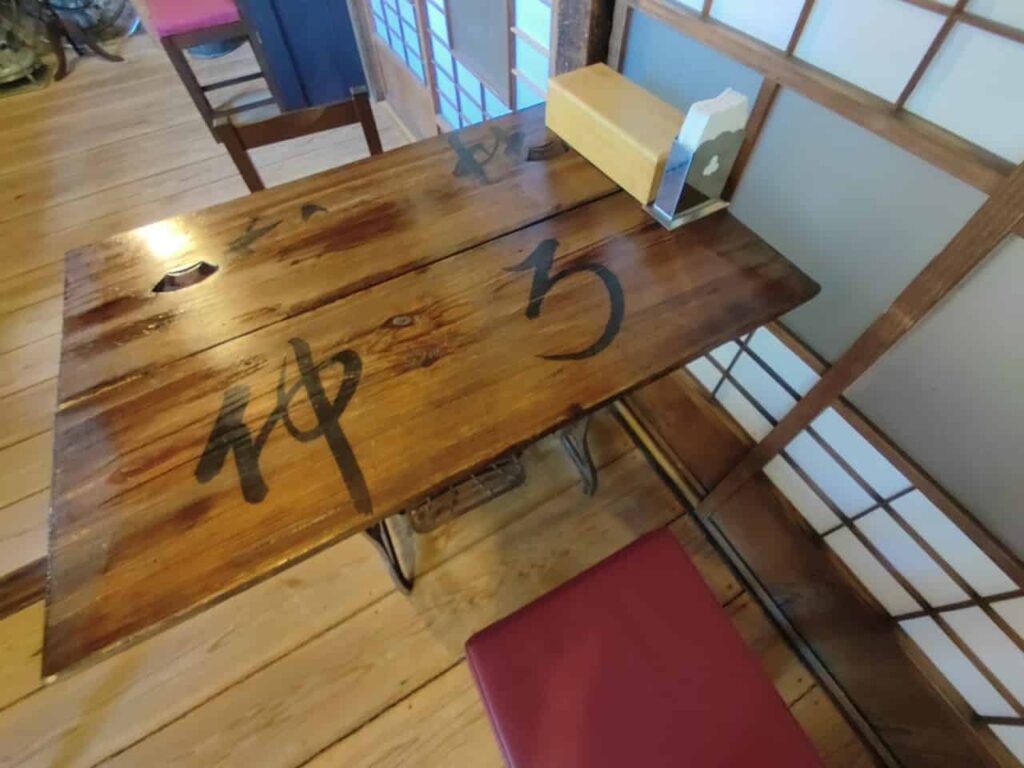佐渡ガシマシネマのカフェの机
