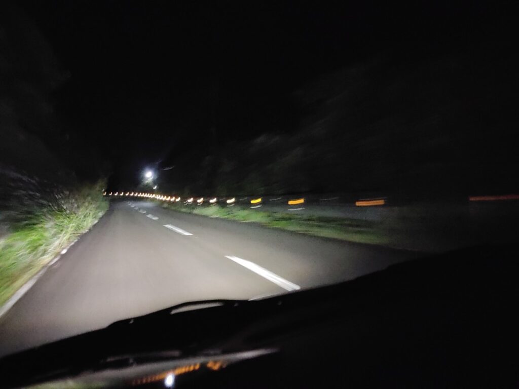 八丈島の夜の道路