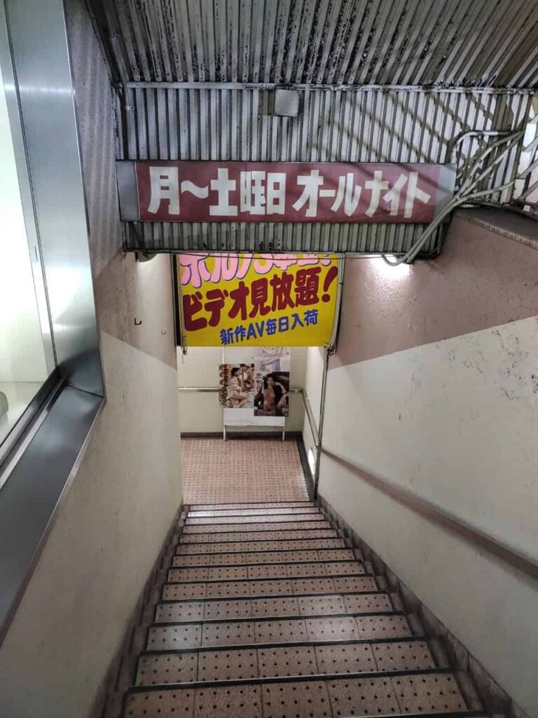 上六シネマの入口