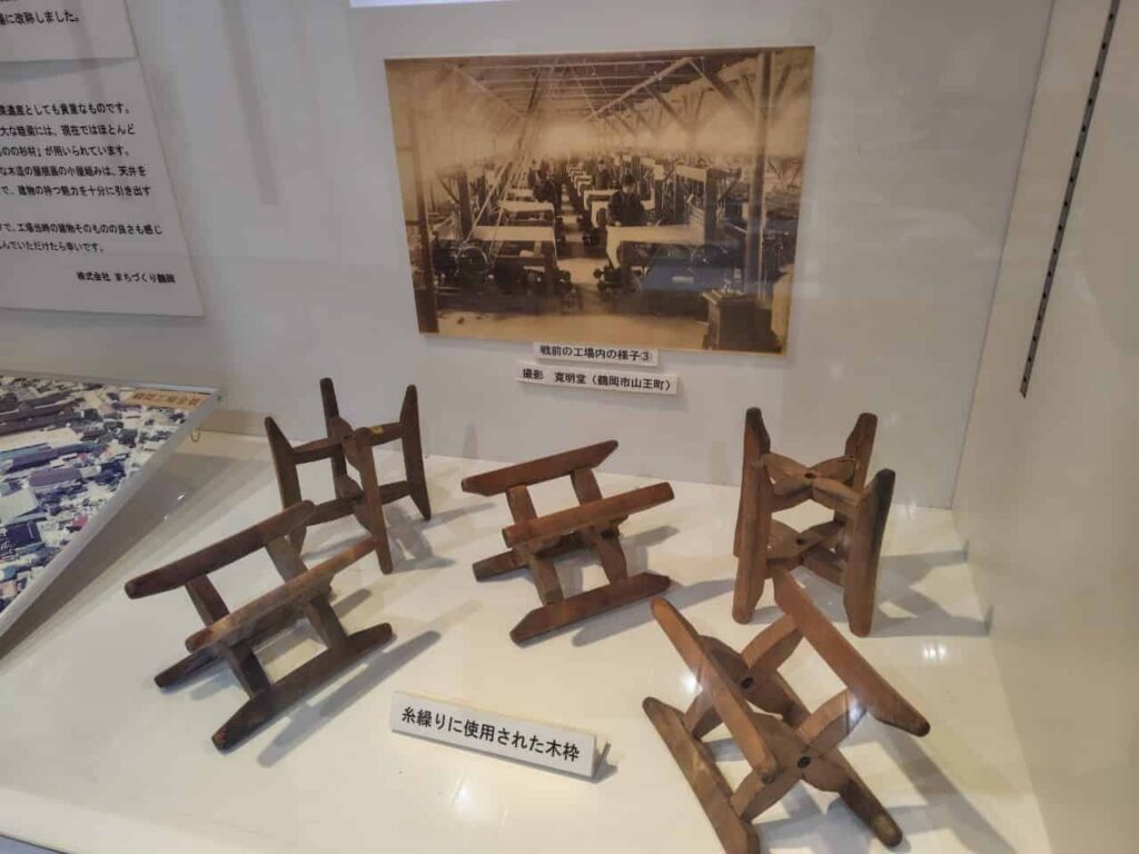 鶴岡まちなかキネマに展示されている糸織の木枠