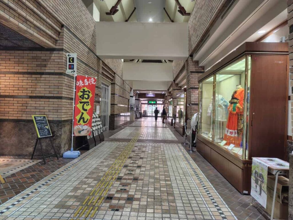 福岡市総合図書館の内観