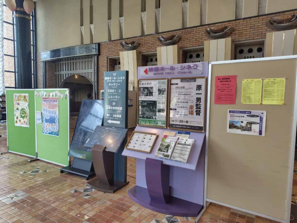 福岡市総合図書館の内観