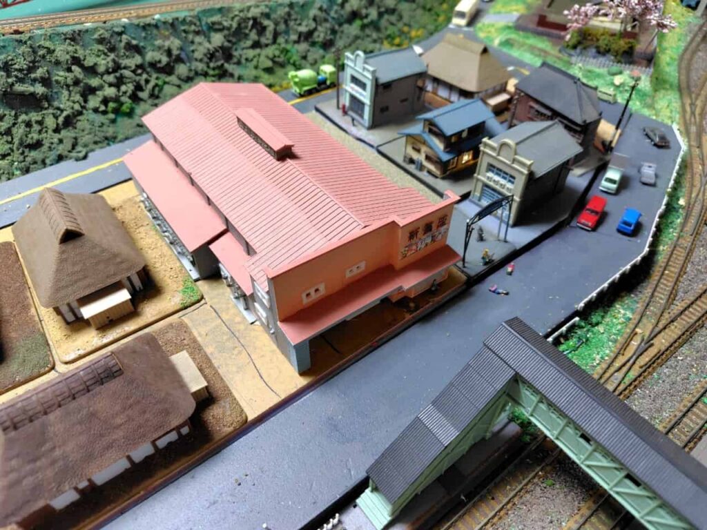 新富座のシアターに置かれた鉄道模型