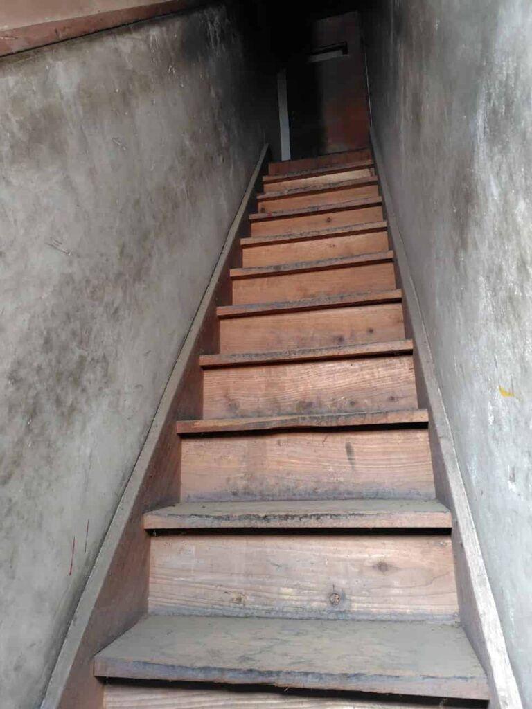 新富座の２階への階段